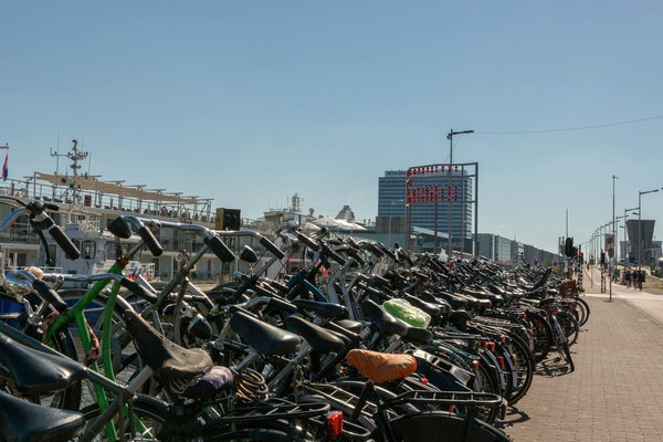 Quelle est l'importance de l'esthétique du vide dans l'art minimaliste ?