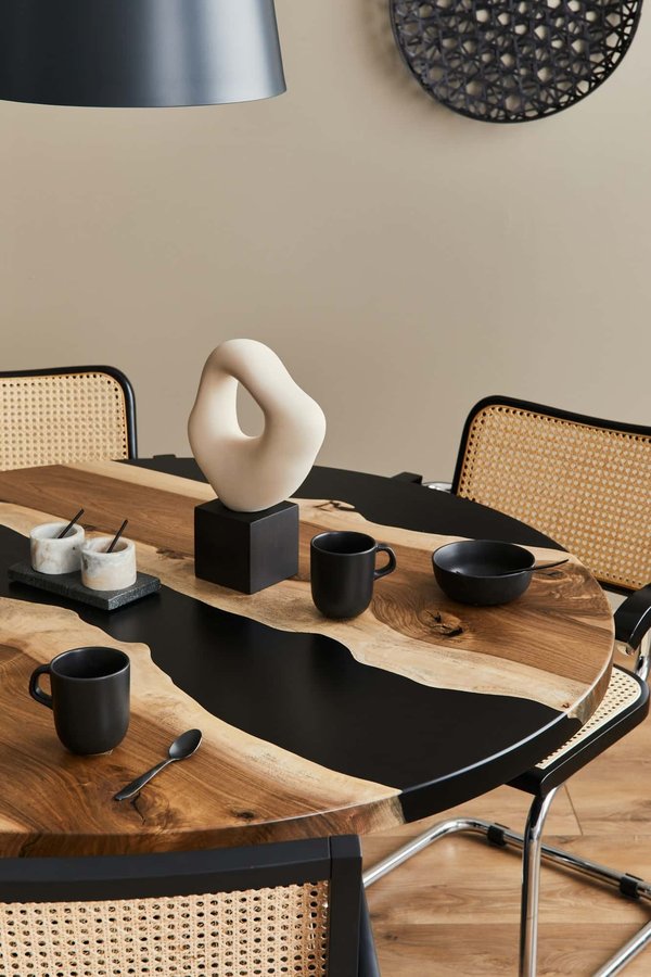 le savoir-faire derrière les tables rivières en époxy éblouissantes