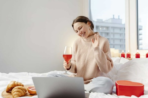 Sortir avec une femme de 20 ans quand on en a 40 : bonne idée ?